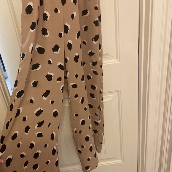 Printed Jumpsuit - beige, black, and white. Brand: Entro Size: Medium - Picture 4 of 4